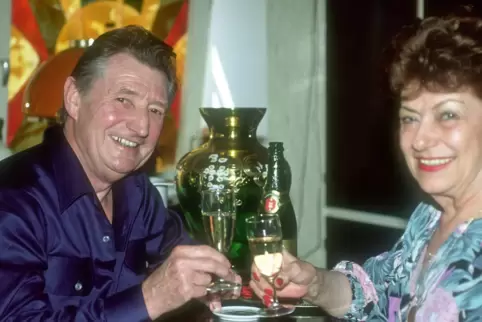Zum Wohl: Fritz Walter (†17. Juni 2002) und seine Frau Italia (†14. Dezember 2001) stoßen 1990 an. 