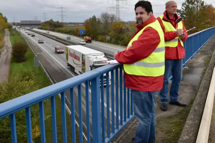 Den Schwerverkehr im Blick: Jens Brückner (links) und Mario Schmidt beobachten das Fahrverhalten von Lkw-Fahrern und zählen die 