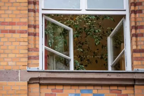 Um den Aerosolen Einhalt gebieten zu können, sollte in den Klassenzimmern regelmäßig für Frischluft gesorgt werden.