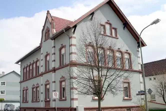 Jede Zeit hat ihren Baustil: Das Haus in Römerberg ist ein übernommener Altbestand ... Jede Zeit hat ihren Baustil: Das Haus in Römerberg ist ein übernommener Altbestand ...