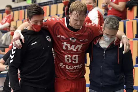 Bitter: Christian Klimek musste am Donnerstag gestützt aus der Halle gebracht werden. 