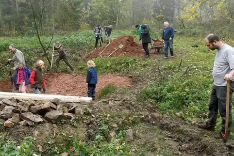 Beim Anlagen des Biotops nahe der Keltenhütte auf dem Donnersberg haben alle Generationen der Pfälzerwaldverein-Ortsgruppe Kirch