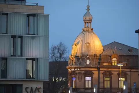 Der Hauptsitz der Volksbank Kaiserslautern am Lauterer Stiftsplatz.