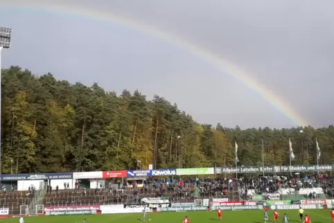 Im Waldstadion soll die Gegengerade mit dem Fanblock eine Überdachung erhalten.