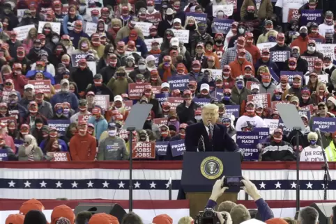Viele seiner Anhänger verehren Donald Trump geradezu. Während Herausforderer Joe Biden im Wahlkampf stets darauf achtet, dass di