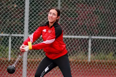 Vierfache Deutsche Meisterin im Gewichtwurf (Foto) und im Steinstoßen: Lara Schwarz vom TV Thaleischweiler.