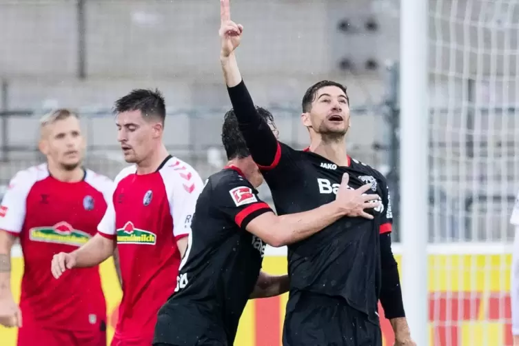 Der Maestro hat getroffen: Leverkusens Lucas Alario bejubelt sein Tor zur 2:1-Führung in Freiburg. 