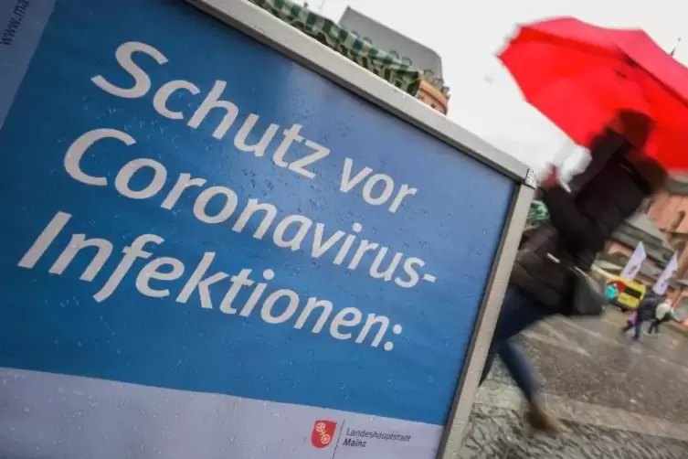 Hinweisschild zur Einhaltung der Corona-Regeln in Mainz