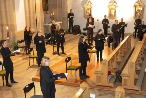 Konzert in St. Josef: der Motettenchor verteilt über den ganzen Altarraum und den Platz, auf dem sonst die ersten Reihen der abg
