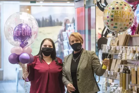 Mit eigenem Laden in der Kerstsraße: Anja Matthieu (rechts), mit MItarbeiterin Sarah Möhrke.