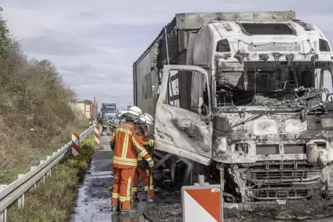 Der Sattelzug aus Polen brannte auf der A5 völlig aus.