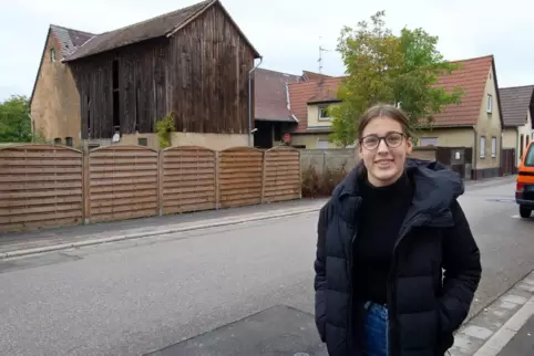 In der Germersheimer Straße: Therese Schuster kennt den Verkehr dort von klein auf. Vor der Haustür ihres Elternhauses wird er d