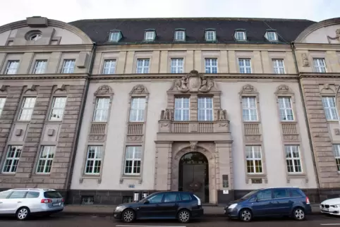 Seit Montag muss sich ein 24-Jähriger vor dem Landgericht in Saarbrücken verantworten, weil er einen Studenten aus Gabun angegri