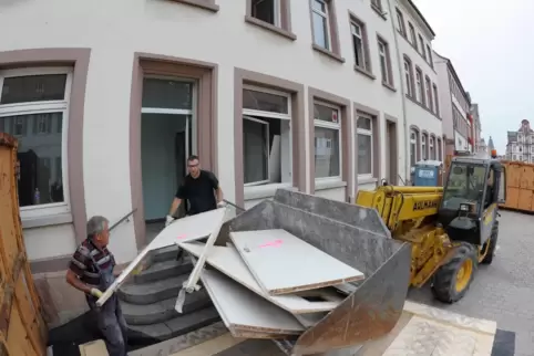 2009: Frühere Gesundheitsamt-Einrichtung wird aus dem Speyerer Gebäude geschafft, bevor dort das „Tor zur Pfalz“ entsteht. 2009: Frühere Gesundheitsamt-Einrichtung wird aus dem Speyerer Gebäude geschafft, bevor dort das „Tor zur Pfalz“ entsteht.