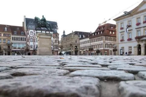 Auf dem Landauer Rathausplatz müsste am Montagnachmittag eigentlich Hochbetrieb herrschen: Es ist warm und sonnig wie im Septemb