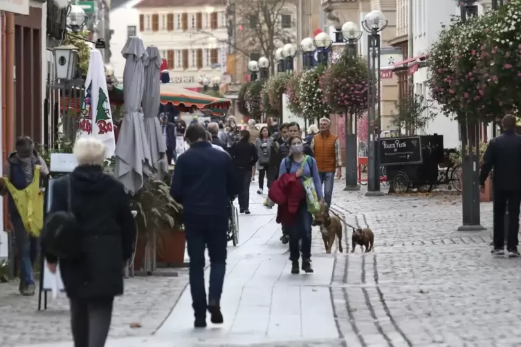 Die S&uuml;dpf&auml;lzer haben den Schuss geh&ouml;rt: Masken &uuml;berall &ndash; und fast nie ist eine Nasenspitze zu sehen. 