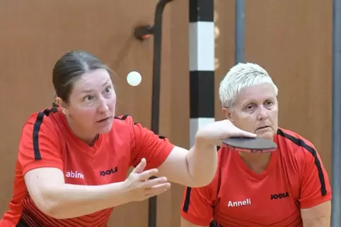 Haben den Ball immer im Fokus: Sabine Becker (links) und Annli Heintz vom Oberligisten TSG Zellertal.