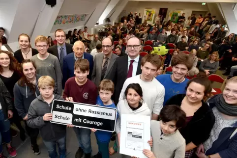 Das waren noch Zeiten: Die Schulgemeinschaft des Gymnasiums am Kaiserdom freut sich 2017 über eine Auszeichnung. Aktuell sind öf