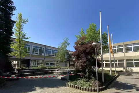 Die Lehrer der betroffenen Klassen versorgen die Schüler von zu Hause aus mit Arbeitsaufträgen.