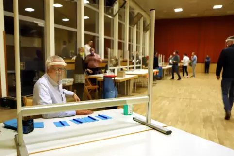 Wahlen in Corona-Zeiten: Unser Foto zeigt eine Szene aus Rheinzabern im Kreis Germersheim, wo vor gut einer Woche eine neue Orts