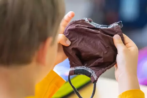 Ist das Abnehmen meiner Maske im Unterricht erlaubt, um kurz etwas zu trinken? Das fragen sich gerade einige Schüler in Rheinlan