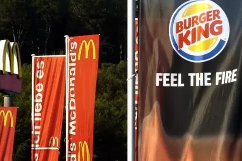 Konkurrenten auch in Deutschland: McDonalds- und Burger-King-Fahnen direkt nebeneinander in St. Ingbert. 