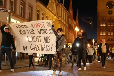 Montagabend: stiller Marsch durch die Maximilianstraße. Montagabend: stiller Marsch durch die Maximilianstraße.