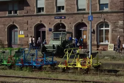Die Halle befindet sich rechts neben dem hier abgebildeten Bitscher Bahnhofsgebäude. Die Halle befindet sich rechts neben dem hier abgebildeten Bitscher Bahnhofsgebäude.