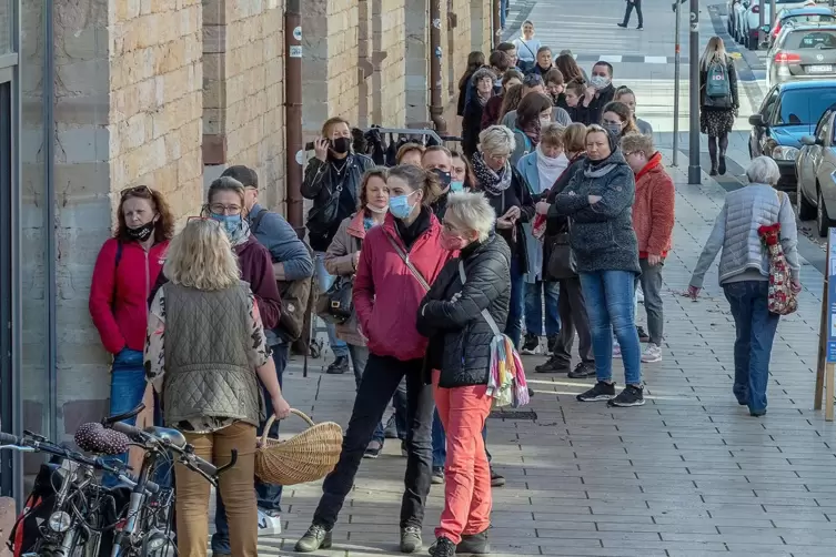 Am Er&ouml;ffnungstag mussten die Flohmarkt-Besucher warten, warten, warten. 