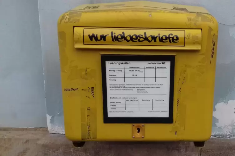 Mit Aufforderung: Briefkasten in der Maximilianstra&szlig;e. 