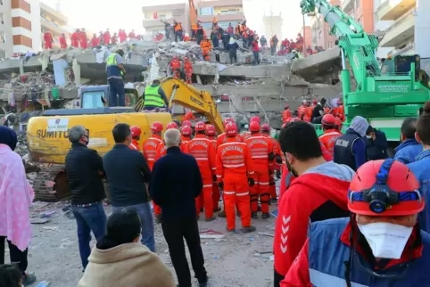 Izmir: Rettungskräfte arbeiten am Ort eines durch ein Erdbeben eingestürzten Gebäudes. 