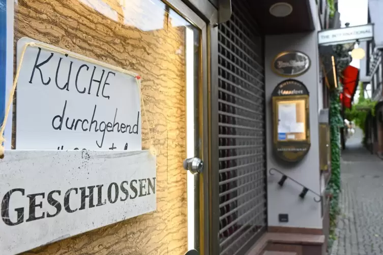 Dauer-Ruhetag: Aushang an einem Restaurant in der Rüdesheimer Drosselgasse – der Lockdown in der Gastronomie gilt bundesweit.