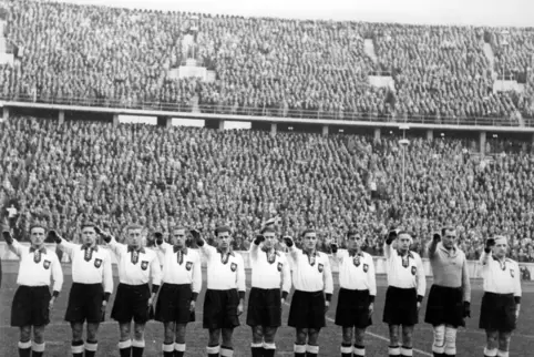 Vor Länderspielen, hier 1937 gegen Dänemark, hob auch Otto Siffling (Vierter von links) den Arm zum Hitlergruß. In einer legendä