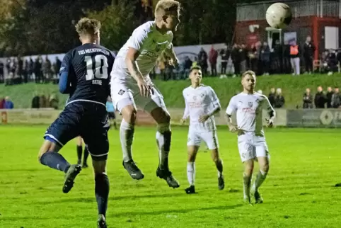 Das vorerst letzte Oberliga-Derby in diesem Jahr: Christoph Batke (links) vom TuS Mechtersheim und Daniel Evrard vom FC Arminia 