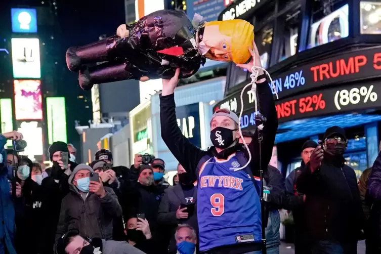 Am New Yorker Times Square hält ein Demonstrant eine Trump-Puppe hoch. 