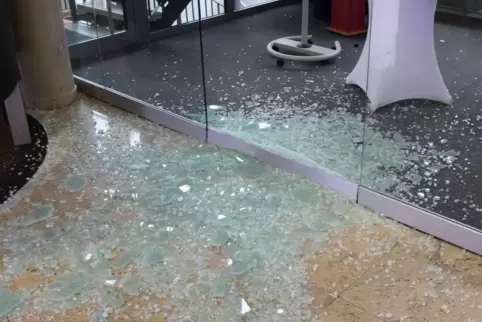 Eingeschlagene Scheibe in der Schalterhalle der VR Bank Kandel. 