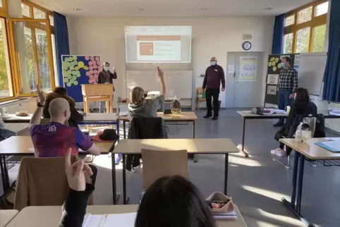 Ausnahmsweise unterrichten drei Lehrer den ersten Kurs der Pflegeschule des Pfalzklinikums (vorne von links): Kristin Hastrich, 