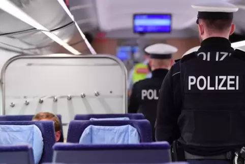 Auch in Zügen führten Bundespolizisten am Dienstag Maskenkontrollen durch.