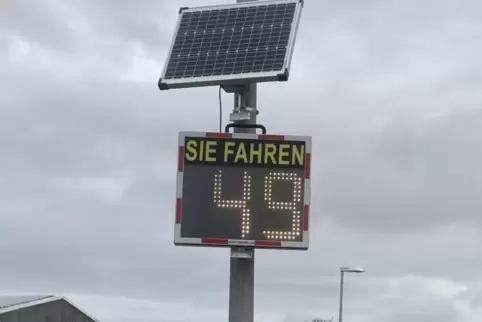 Hängt seit Dienstag in Höhe des Gewerbegebiets in der Harthauser Straße, wo Tempo 50 herrscht: die neue solarbetriebene Geschwin