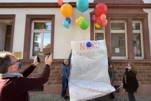 Nidro-Team hisst einen Teil der Luftballons: von links Martin Hügel, Frank Straßner, Stefanie Krummel und Annette Marz. Nidro-Team hisst einen Teil der Luftballons: von links Martin Hügel, Frank Straßner, Stefanie Krummel und Annette Marz.