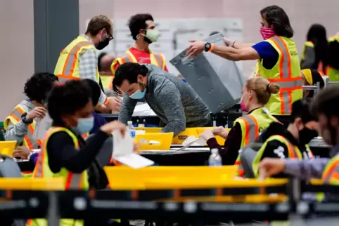 Die Briefwahlstimmen – hier eine Auszählung am Mittwoch in Pennsylvania – werden wohl der Gegenstand juristischer Gefechte.