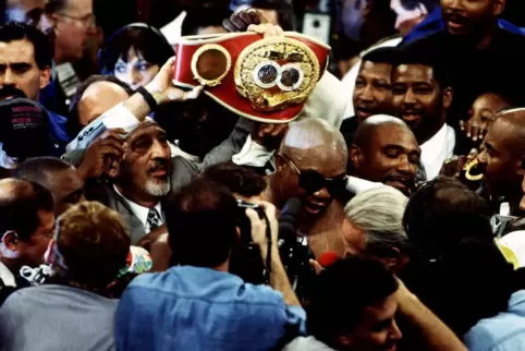 Der Gürtel ist zurück: George Foreman (Mitte, mit Sonnenbrille) am 5. November 1994 in Las Vegas. 