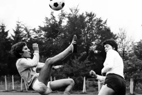 Erst 1970 wurde es vom DFB Frauen erlaubt, Fußball zu spielen. Auf dem Foto sind zwei der ersten legalen Spielerinnen.