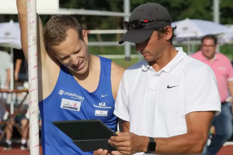 Schnelle Analyse via Tablet: Daniel Clemens beim Himmelsst&uuml;rmer-Cup 2018 im Gespr&auml;ch mit Heimtrainer Andrei Tivontchik (rechts).