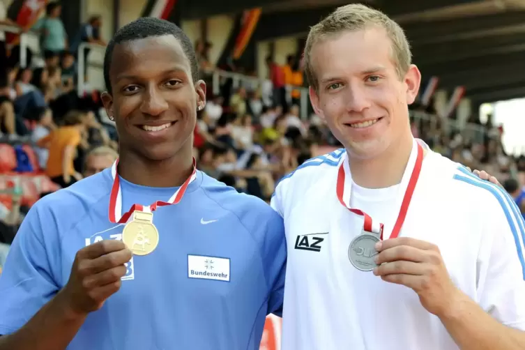 Medaillenbehangene Kumpels vom LAZ Zweibr&uuml;cken: Daniel Clemens und Raphael Holzdeppe (links) gewinnen bei der Junioren-DM in Bre