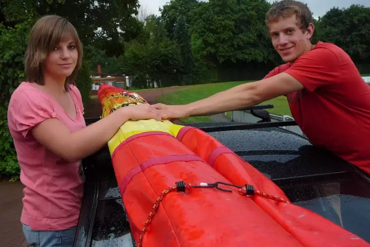 Daniel Clemens (rechts, hier mit Michaela Donie) packt als junger Stabhochspringer des LAZ Zweibr&uuml;cken im Jahr 2009 seine St&auml;be 
