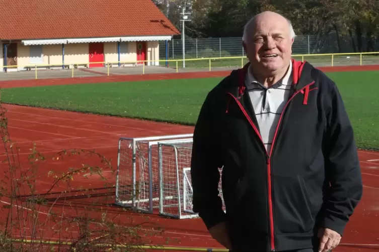 Rainer Bernhart im Stadion, in dem er 35 Jahre lang als Trainer wirkte.