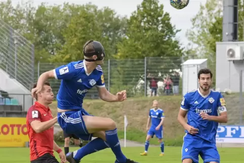 Frühestens im Dezember kann man die FKP-Mannschaft – hier Yannick Grieß (mit Maske) und Kapitän David Becker (rechts) – wieder u