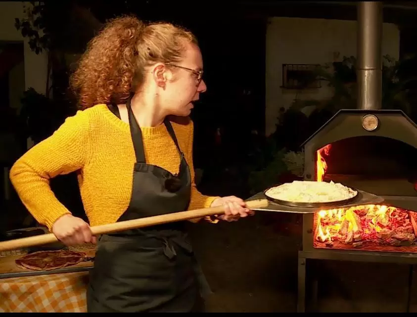 Ab in den Ofen: Pizza mal anders – mit Leberknödeln und Sauerkraut.