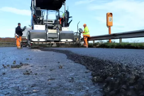 Rund 1,1 Millionen Euro kostet die Teilerneuerung der A 65. Der Asphalt wird in drei Schichten ausgelegt. Die Arbeiter kontrolli